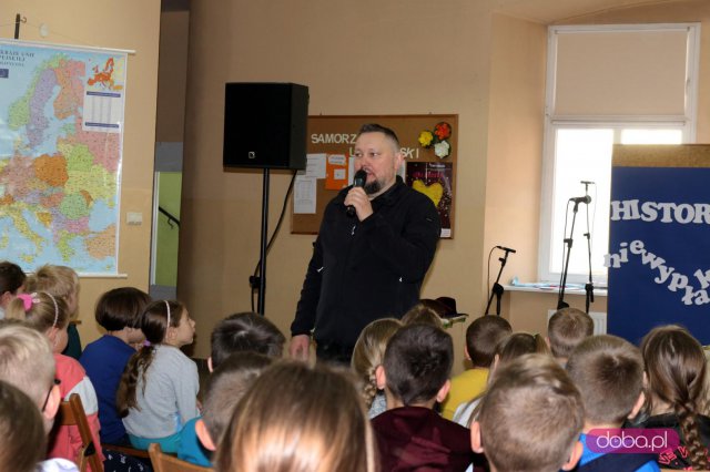 Joszko Broda w Szkole Podstawowej w Tuszynie