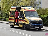Wjechał w żywopłot i boks śmietnikowy