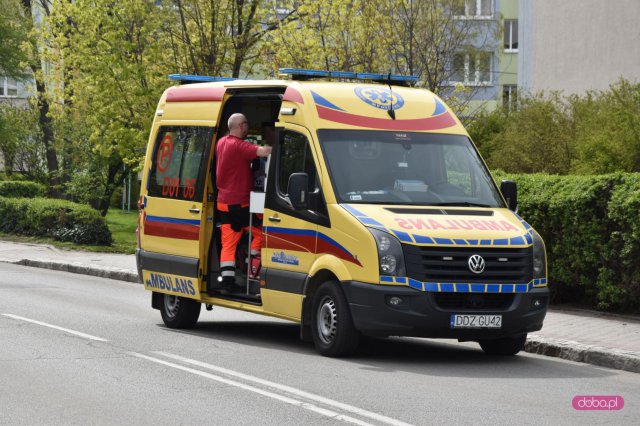 Wjechał w żywopłot i boks śmietnikowy
