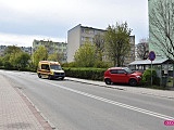 Wjechał w żywopłot i boks śmietnikowy