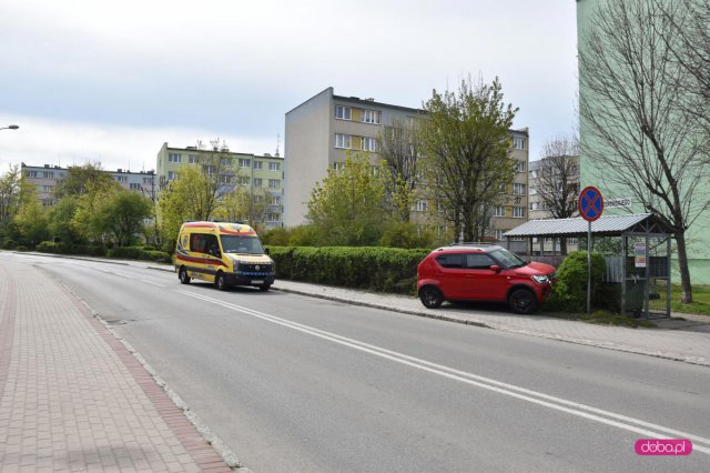 Wjechał w żywopłot i boks śmietnikowy
