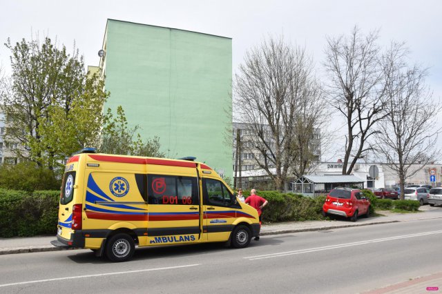 Wjechał w żywopłot i boks śmietnikowy