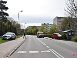 Wjechał w żywopłot i boks śmietnikowy