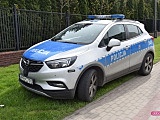 Wjechał w żywopłot i boks śmietnikowy