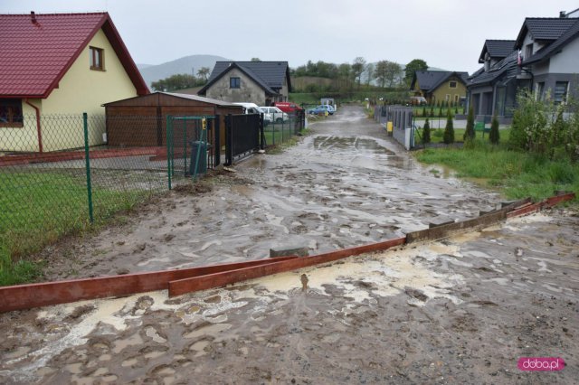 Podtopienia po ulewie w Ostroszowicach
