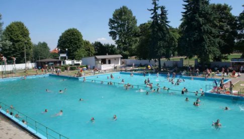 Co z basenem i łąką przy kościele św. Antoniego w Pieszycach?