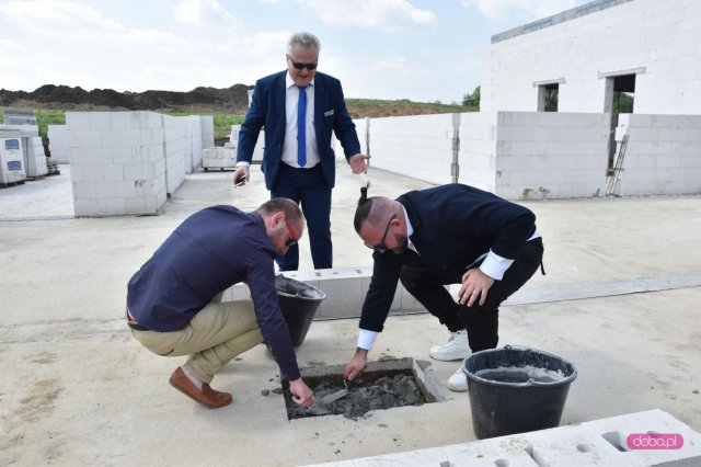 Uroczyste podpisanie aktu erekcyjnego i wmurowanie kamienia węgielnego pod budowę przedszkola w Łagiewnikach