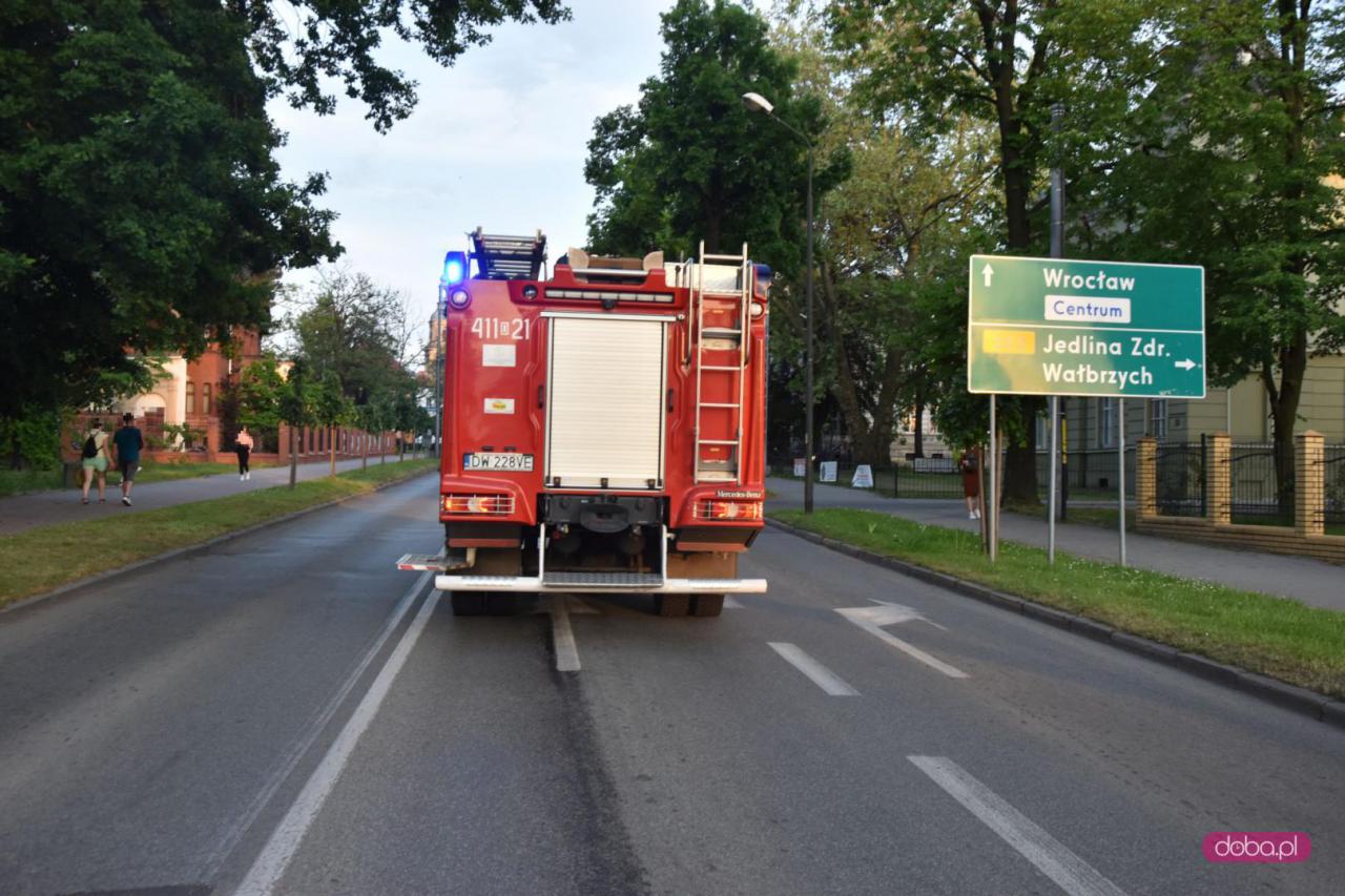 Plama oleju na ulicach Dzierżoniowa