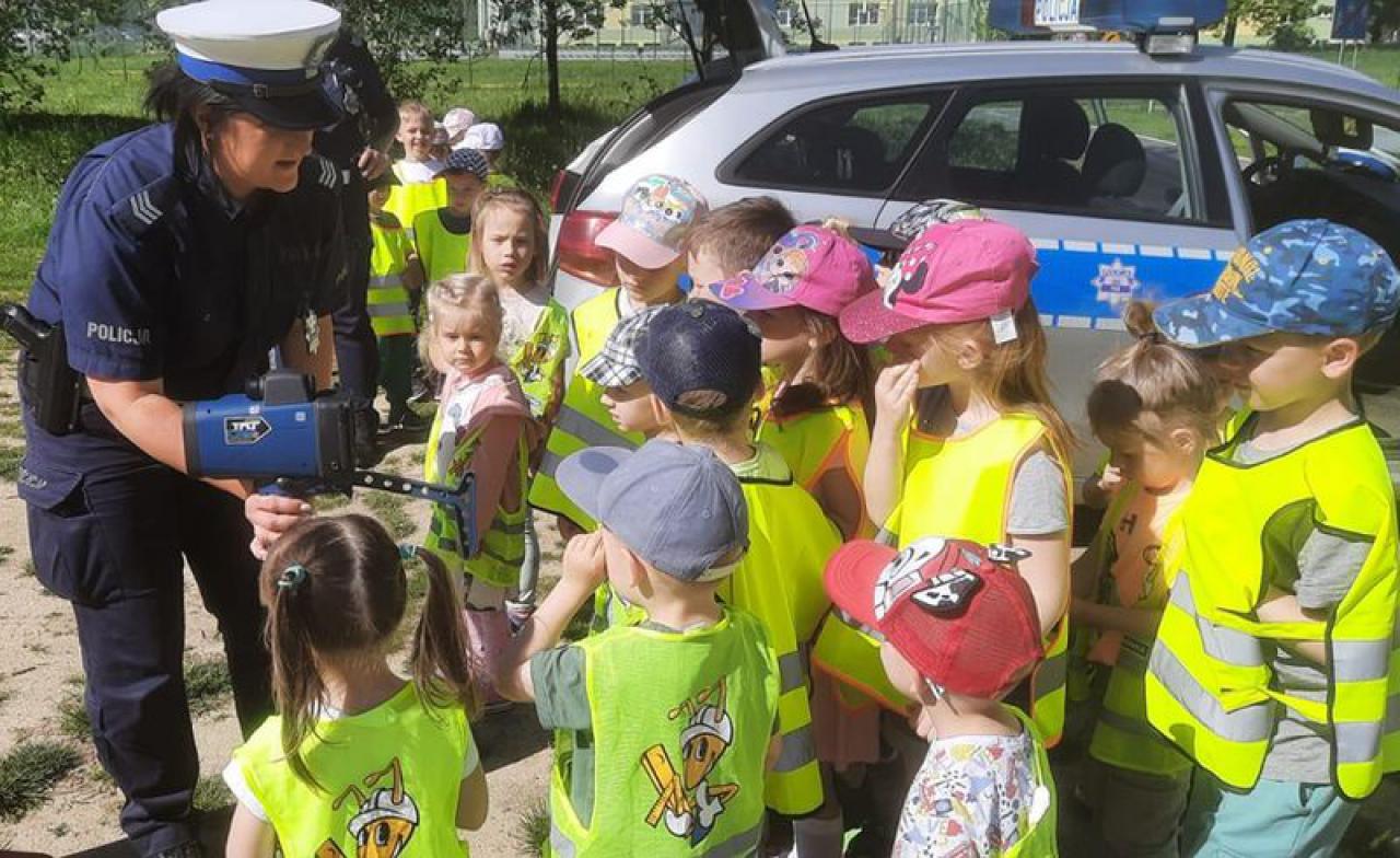 Policjantki dzierżoniowskiej drogówki po raz kolejny spotkały się z przedszkolakami