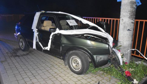 Volkswagen Golf uderzył w słup