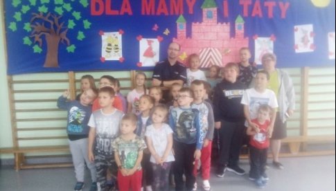 Dzielnicowy z Niemczy odwiedził dzieci z Niepublicznej Szkoły w Przerzeczynie-Zdroju