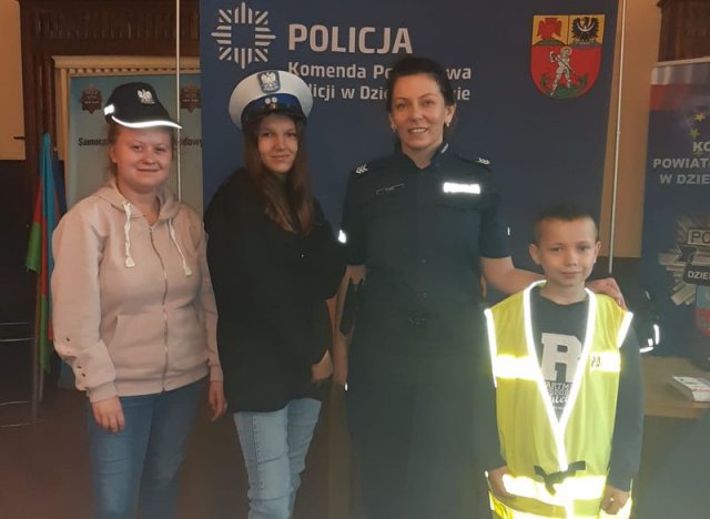 Dzieci z dzierżoniowskiego Specjalnego Ośrodka Szkolno-Wychowawczego z wizytą u policjantów