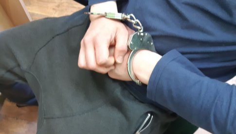 Dzierżoniowscy policjanci zatrzymali dwie osoby, które posiadały przy sobie narkotyki