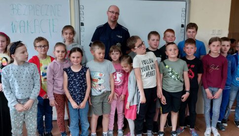 Dzielnicowy z Niemczy z wizytą w Niepublicznej Szkole Podstawowej w Gilowie