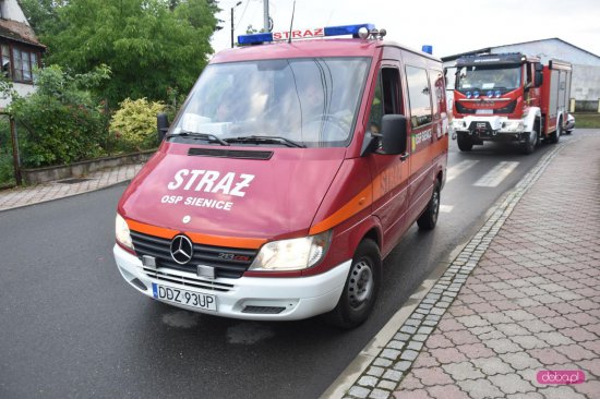 Renault uderzyło w podjazd dla niepełnosprawnych Urzędu Gminy Łagiewniki