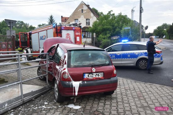 Renault uderzyło w podjazd dla niepełnosprawnych Urzędu Gminy Łagiewniki