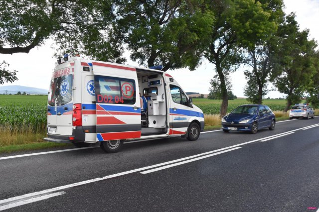 Zderzenie mercedesa i peugeota na ósemce