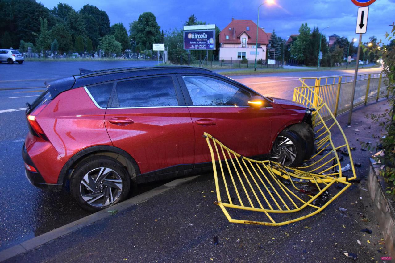Hyundai uderzył w barierki