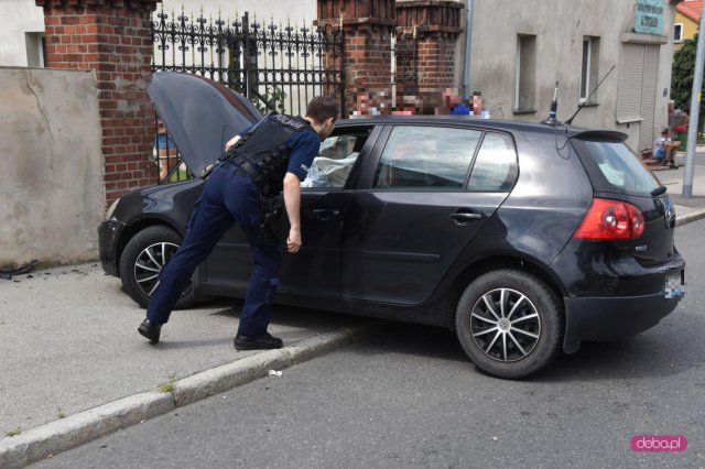 Nietrzeźwy kierowca uderzył volkswagenem golfem w mur