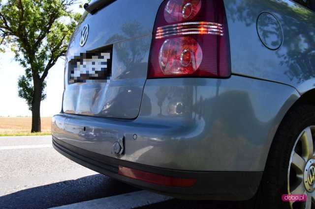 Zderzenie skody i volkswagena na ósemce
