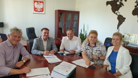 Podpisano umowę na przebudowę Gminnego Ośrodka Kultury w Łagiewnikach 