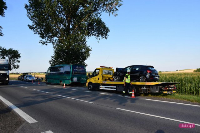 Zderzenie seata z autobusem na ósemce