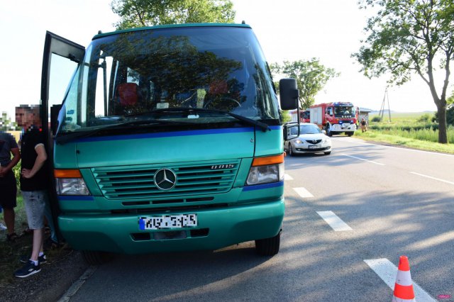 Zderzenie seata z autobusem na ósemce