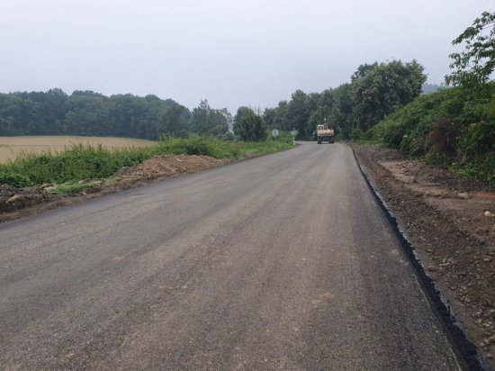 Kładą asfalt na drodze powiatowej Bielawa – Kietlice