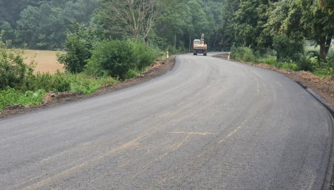 Kładą asfalt na drodze powiatowej Bielawa – Kietlice