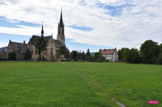 Pieszyce: Jak zagospodarować łąkę przy kościele? 