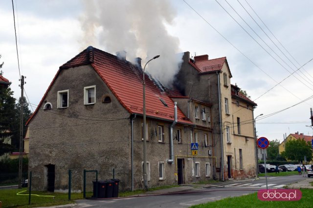 Pożar domu przy ul. Nowowiejskiej w Dzierżoniowie