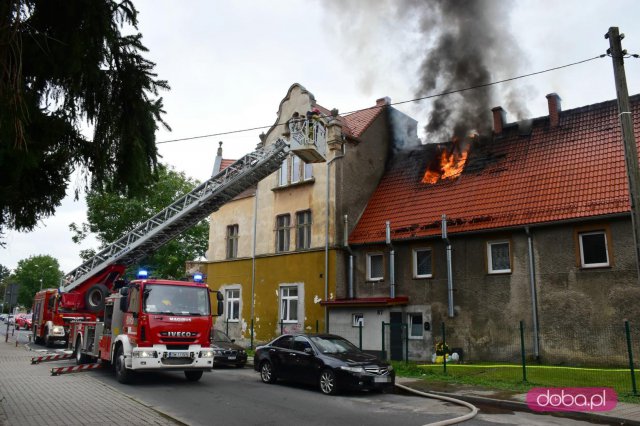 Pożar domu przy ul. Nowowiejskiej w Dzierżoniowie