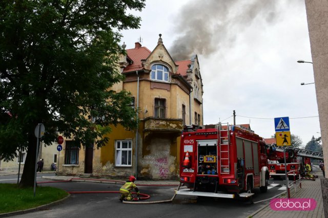 Pożar domu przy ul. Nowowiejskiej w Dzierżoniowie