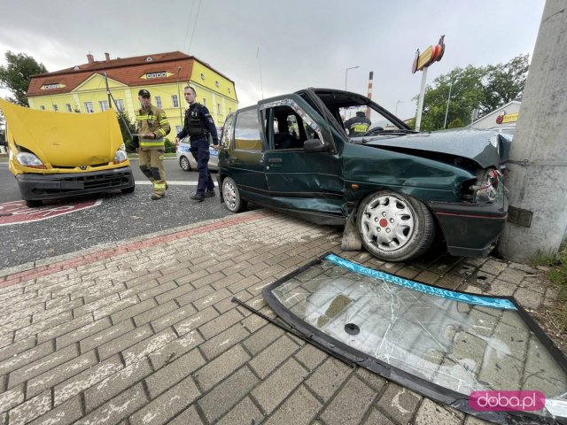 Kolizja na skrzyżowaniu ulic w Pieszycach