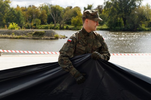 Dolnośląscy terytorialsi razem ze strażakami ćwiczyli zwalczanie skutków powodzi