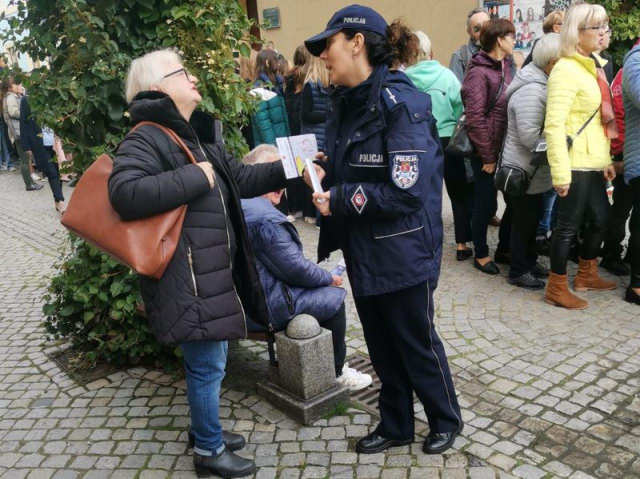 Polonez seniorów był okazją do realizowania wojewódzkiego programu profilaktycznego „Wzorowy senior”