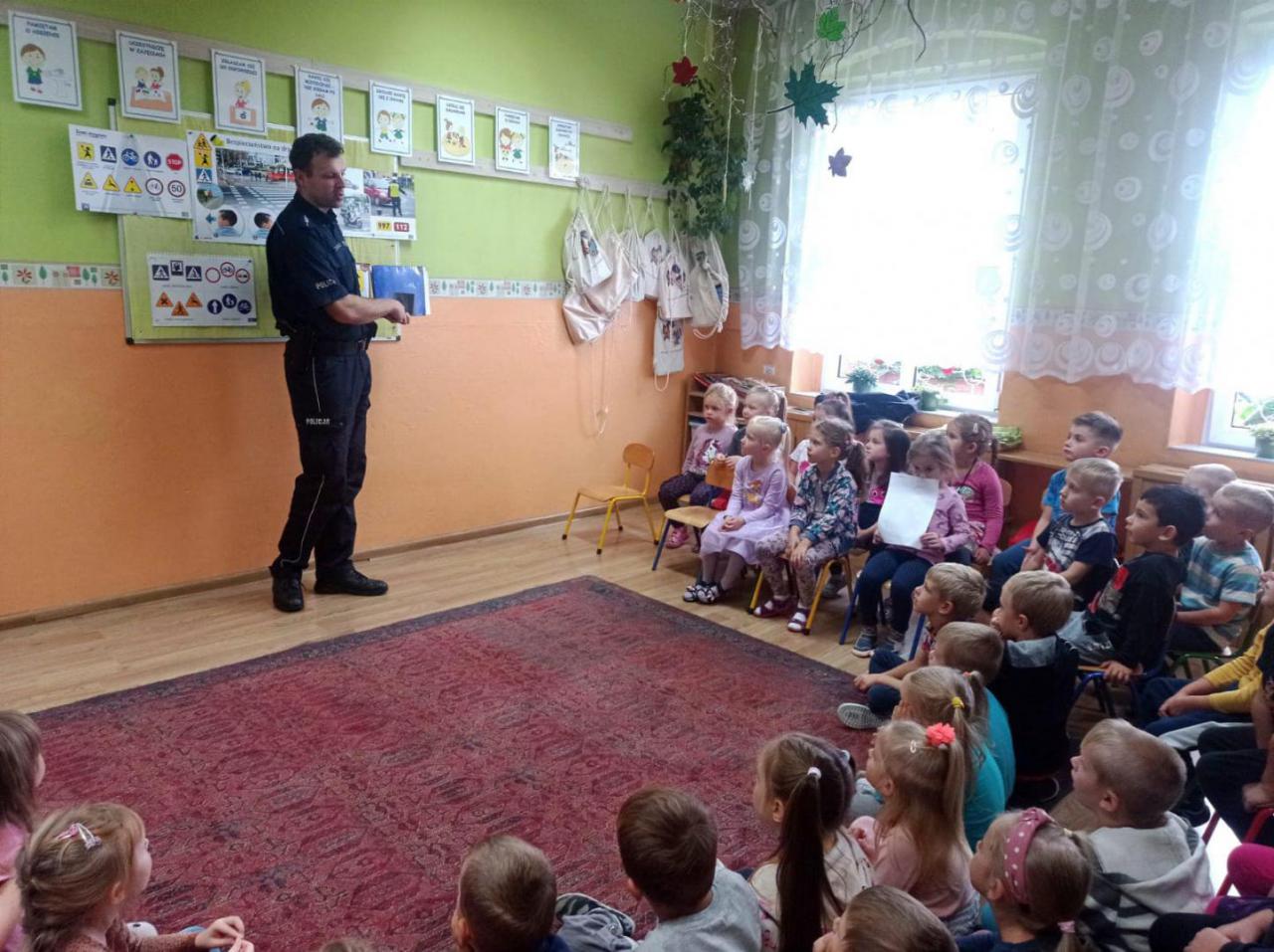 Przedszkole w Łagiewnikach: odwiedziny asp. Wojciecha Kosko