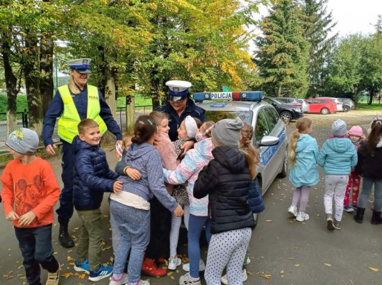 Spotkania policjantów z dziećmi w ramach programu Bezpieczna droga do szkoły