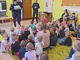 Piławscy policjanci odwiedzili przedszkolaków z „Tęczowej Krainy” i wychowanków SOSW