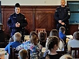 Piławscy policjanci odwiedzili przedszkolaków z „Tęczowej Krainy” i wychowanków SOSW