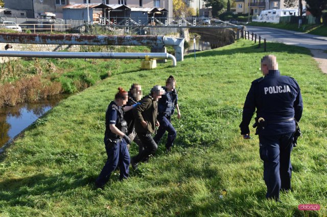 Policjanci wyciągnęli mężczyzn z rzeki