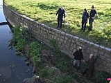 Policjanci wyciągnęli mężczyzn z rzeki