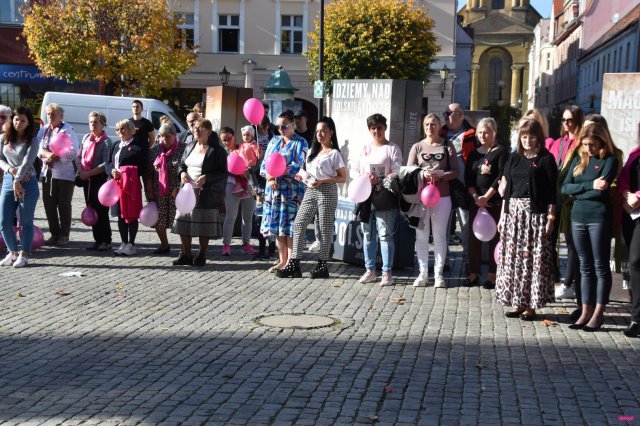 Październik miesiącem walki z rakiem piersi - duża różowa wstęga w Dzierżoniowie