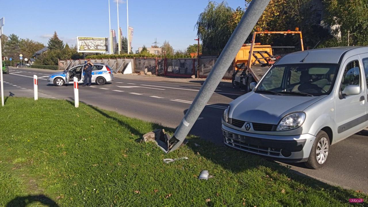 Renault uderzyło w latarnię