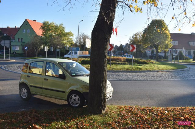 Nietrzeźwy kierowca uderzył w drzewo przy rondzie Czeskim