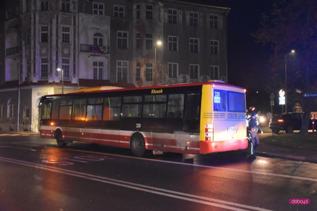 Zderzenie dwóch samochodów i autobusu w Dzierżoniowie
