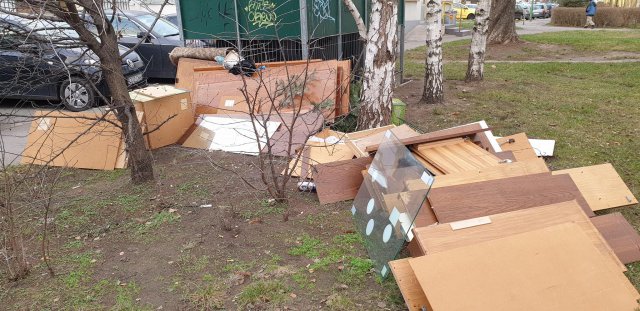 Wyrzucał stare meble i inne odpady 