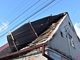 Zerwany dach budynku w Pieszycach