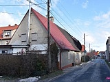 Zerwany dach budynku w Pieszycach