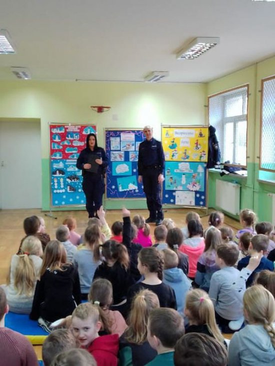 Dzielnicowa i Kierownik Posterunku Policji w Piławie Górnej edukowali dzieci przed zbliżającymi się feriami zimowymi